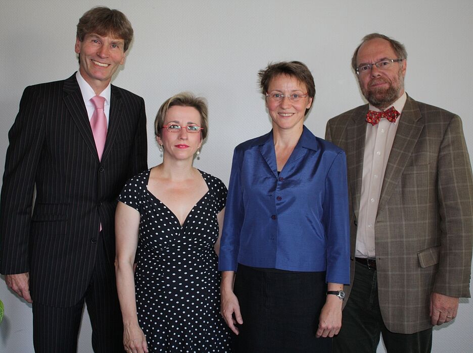 Foto (Universität Paderborn, Frauke Döll): V. li.: Präsident Prof. Dr. Nikolaus Risch, Prof. Dr. Eva-Maria Seng, Dr. Gudrun Oevel und Prof. Dr. Reinhard Keil