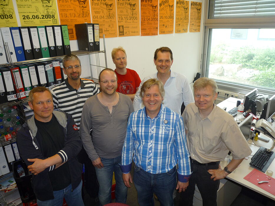 Foto (Uni Paderborn, Alexandra Dickhoff):  Alumni des Studiengangs WING besuchten die Uni: 1996 hatten Detlev Terstiege (2. v. r.) und seine Kommilitonen an der damaligen Universität Gesamthochschule Paderborn ihr Wirtschaftsingenieurstudium beendet. Sei