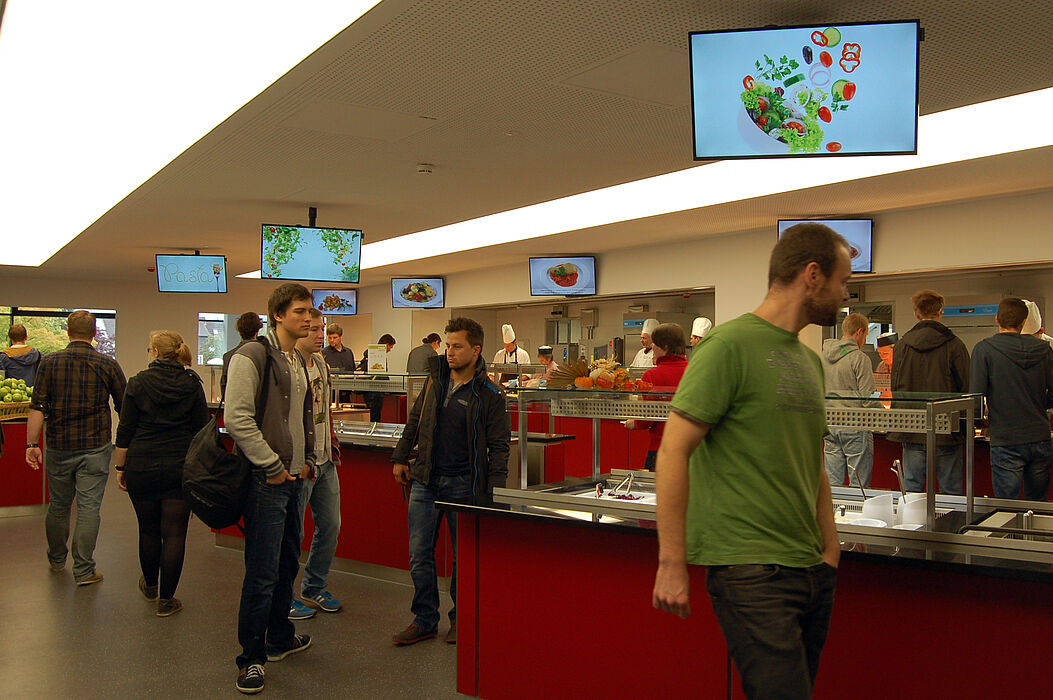 Abbildung: Das Speiseleitsystem erleichtert den Gästen die Orientierung. Hier in der neuen Mensa Forum des Studentenwerks Paderborn auf dem Campus Paderborn.