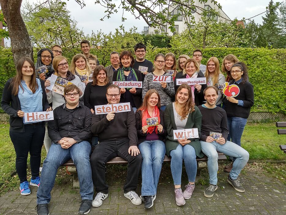 Foto (ESG): "Studierende der Universität Paderborn, mittig die Studierendenpfarrerin Heidrun Greine, links daneben - Prof. Dr. Harald Schroeter-Wittke, links außen - die Gemeindeassistentinnen: Vida Acheampong und Ricarda Klemme, rechts neben der Pfarre