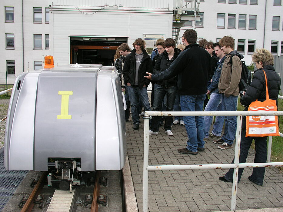 Foto: Schüler des Gymnasiums Schloß Neuhaus, Mitarbeiter des Fachgebiets Leistungselektronik und Elektrische Antriebstechnik.