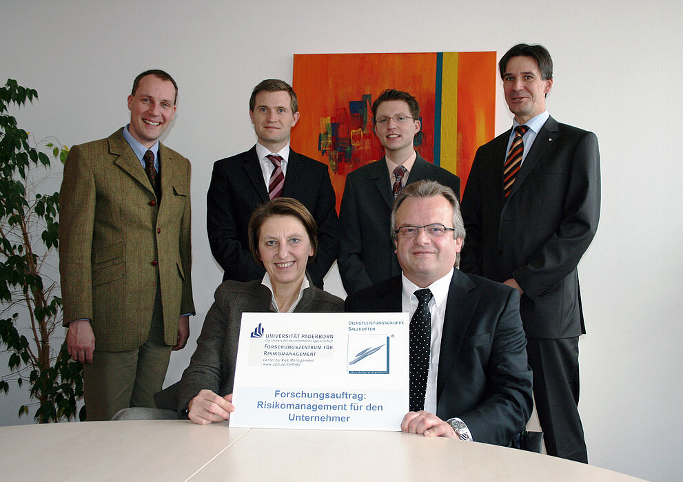 Foto (Daniela Meschede): Kooperation Risikomanagement für den Unternehmer gestartet: (stehend v. l.) Peter-Karl Becker, Christian Brünger, Christian Brockschnieder (alle CeRiMa) und Dr. Uwe Baer (DGS), (sitzend v. l.) Prof. Dr. Bettina Schiller (Leiteri