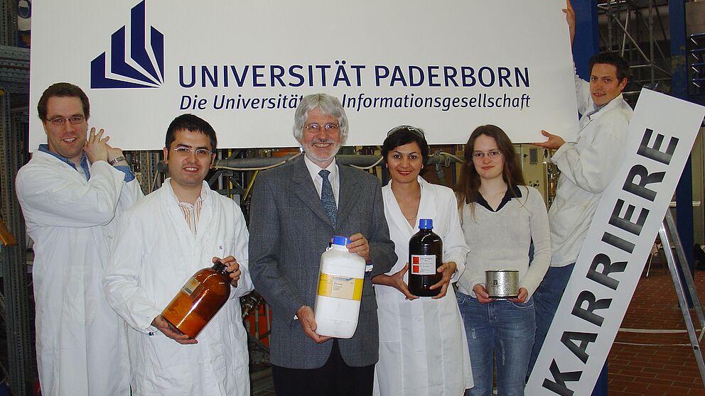Foto (Universität Paderborn, Tibor Werner Szolnoki) (v. li.): Alexander Hoffmann, Enver Akin, Prof. Dr. Gerald Henkel, Gülcin Abbaszade, Janna Börner, Sebastian Lange vom Department Chemie der Universität Paderborn verhelfen mit der „Sommerschule Ch