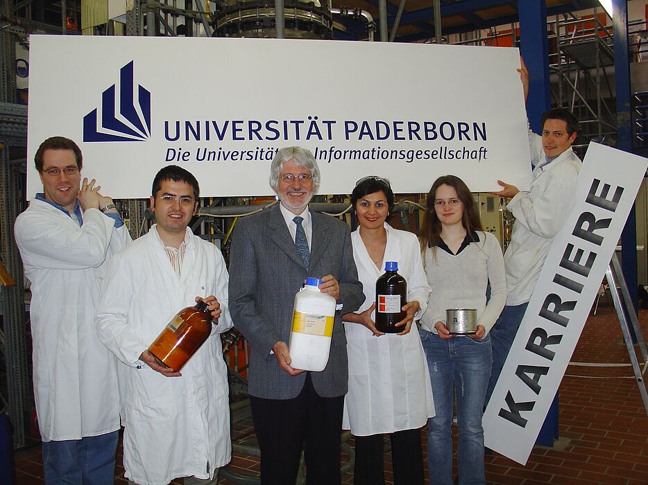 Foto (Universität Paderborn, Tibor Werner Szolnoki) (v. li.): Alexander Hoffmann, Enver Akin, Prof. Dr. Gerald Henkel, Gülcin Abbaszade, Janna Börner, Sebastian Lange vom Department Chemie der Universität Paderborn verhelfen mit der „Sommerschule Ch