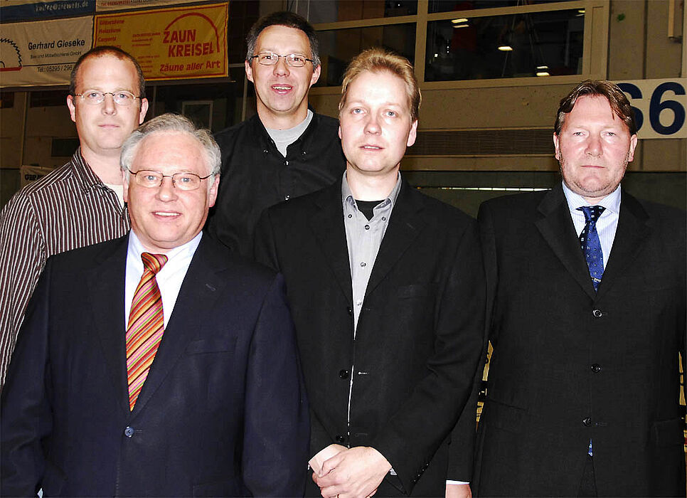 Foto (v. li.): Jochen Baumeister (Sportmedizin), Udo Fölling (Präsident Paderborn Baskets), Christoph Schlösser (Paderborn Baskets), Dr.-Ing. Ulf Witkowski (FG Schaltungstechnik) und Prof. Dr. Michael Dellnitz (Angewandte Mathematik)