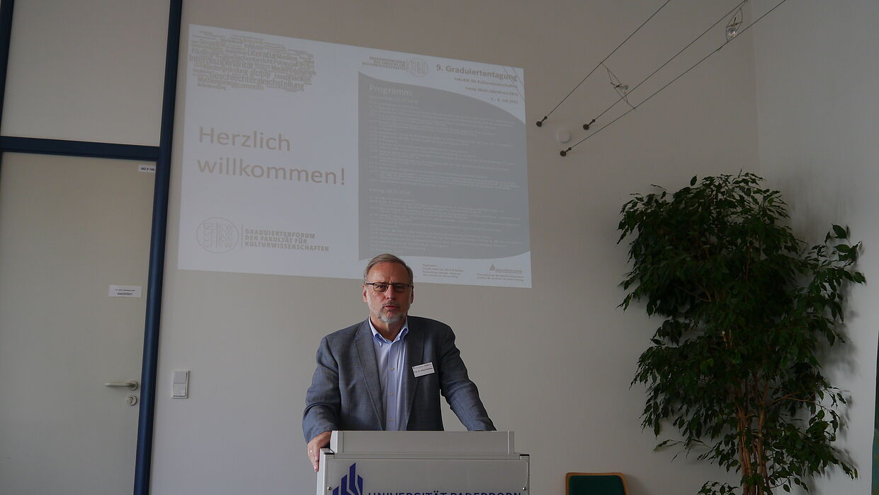 Abbildung: Begrüßung durch Herrn Prof. Dr. Volker Peckhaus.