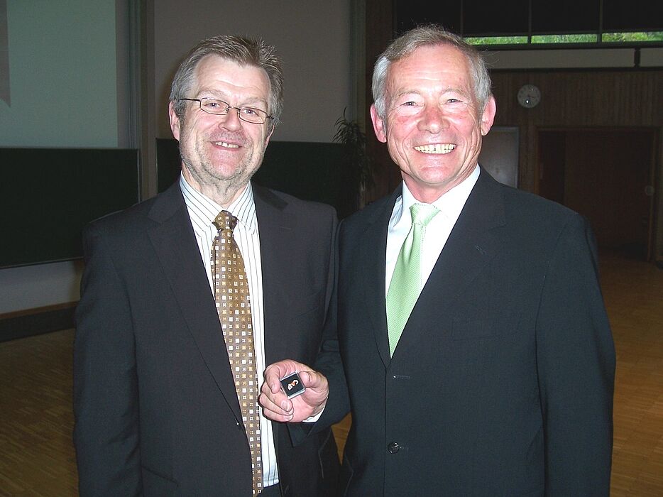 Foto (Mark Heinemann): (v. li.) Prof. Dr. Bernd Strauß überreichte Prof. Dr. Wolf-Dietrich Brettschneider die goldene Ehrennadel der Deutschen Vereinigung für Sportwissenschaften.