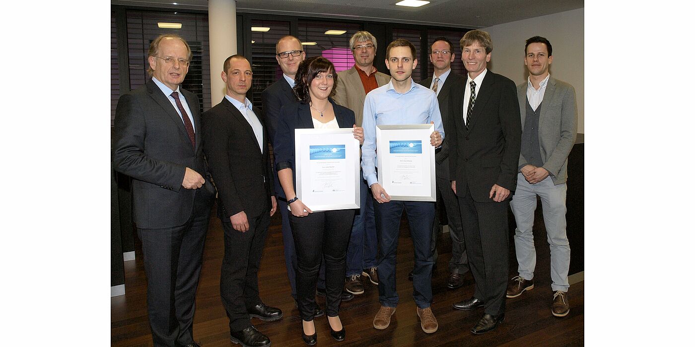 Foto (Volksbank): Feierliche Preisübergabe: von links: Dr. Friedrich Keine, Vorstand der Volksbank Paderborn-Höxter-Detmold, Dr. Lars Riedel, Prof. Dr. Jochen Baumeister, Preisträgerin Linda Paschen, Prof. Dr. Heiko Meier, Preisträger Jonas Biskamp, P