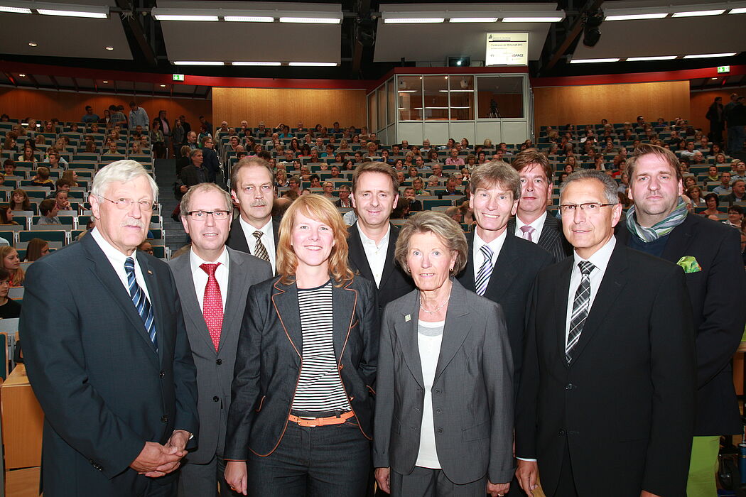Foto (Universität Paderborn, Vanessa Dreibrodt) Übergaben den Förderpreis an die Schüler aus dem Kreis Paderborn: Heinz Paus (Bürgermeister Paderborn), Manfred Müller (Landrat Kreis Paderborn), Herr Bernhard Hötger (Fa. Hegla), Sylvia Looks (Claas 