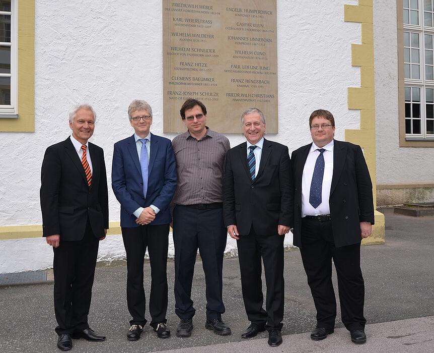Vor der Gedenktafel am Gebäude des Gymnasiums Theodorianum, v.l.n.r.: Martin Pantke, Prof. Volker Remmert, Prof. Elon Lindenstrauss, Dr. Michael Laska, Prof. Torsten Wedhorn