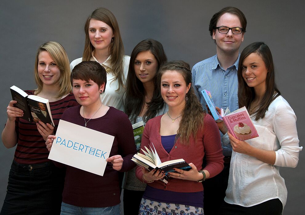 Foto: vorn v. li.:  Ellen Kruhöfer, Mona Brenke, Anna Zoe Panagiotakis, Anna-Lena Kirchenbauer; hinten v. li.: Kirstin Jochmaring, Nadine Langer, Martin Böing-Messing.
