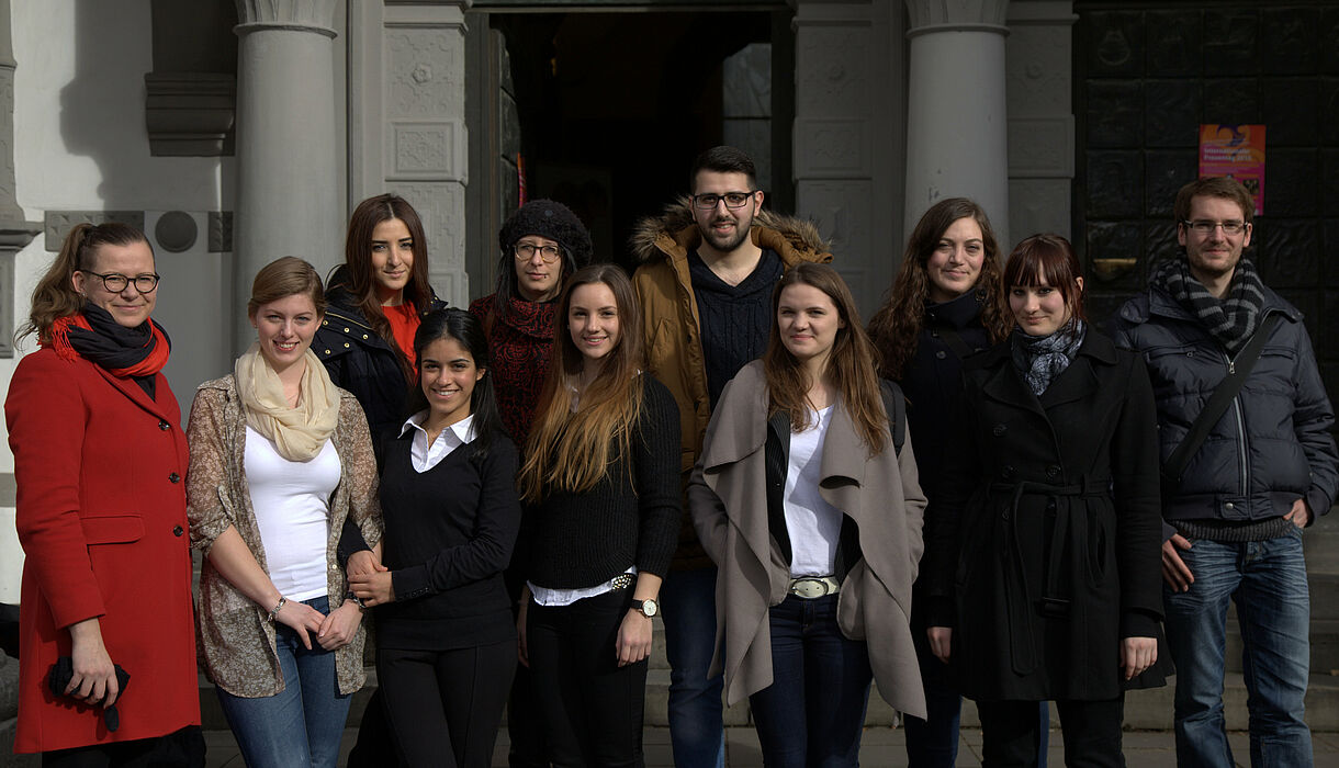 Foto (Yosjan González Palais): TeilnehmerInnen des Projektes vor dem Historischen Rathaus: Yasemin Cicek, Neele Hruby, Michael Sagik, Sina Buchholz, Moritz Knurr, Dr. des. Maria Robaszkiewicz, Jennifer Braune, Gülay Cimen, Pia Raquel Areal Meznaric, Ami