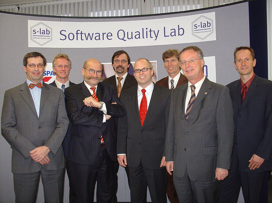 Foto (v. li.): Robert Zoves, ORGA Kartensysteme (Paderborn), Heinz-Theo Mammen, Hella (Lippstadt), Uni-Kanzler Jürgen Plato, Prof. Dr. Gregor Engels, Vorstandsvorsitzender s-lab, Universität Paderborn, Dr. Rainer Otterbach, Leiter Produktmanagement dSPA
