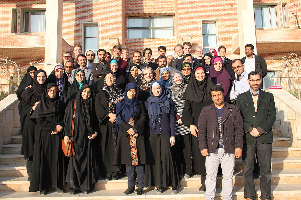 Foto (Lukas Wiesenhütter): Gruppenfoto in der Universität der Religionen und Denominationen (Qom)