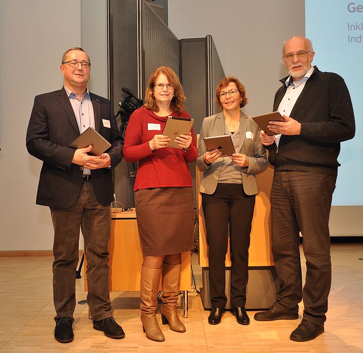 Foto (Universität Paderborn): Michael Arens (Kreismedienzentrum), Dr. Anna-Maria Kamin (Universität Paderborn), Prof. Dr. Dorothee M. Meister (Universität Paderborn, Sprecherin der Projektgruppe Medien im PLAZ), Detlef Schubert (Bezirksregierung Detmol