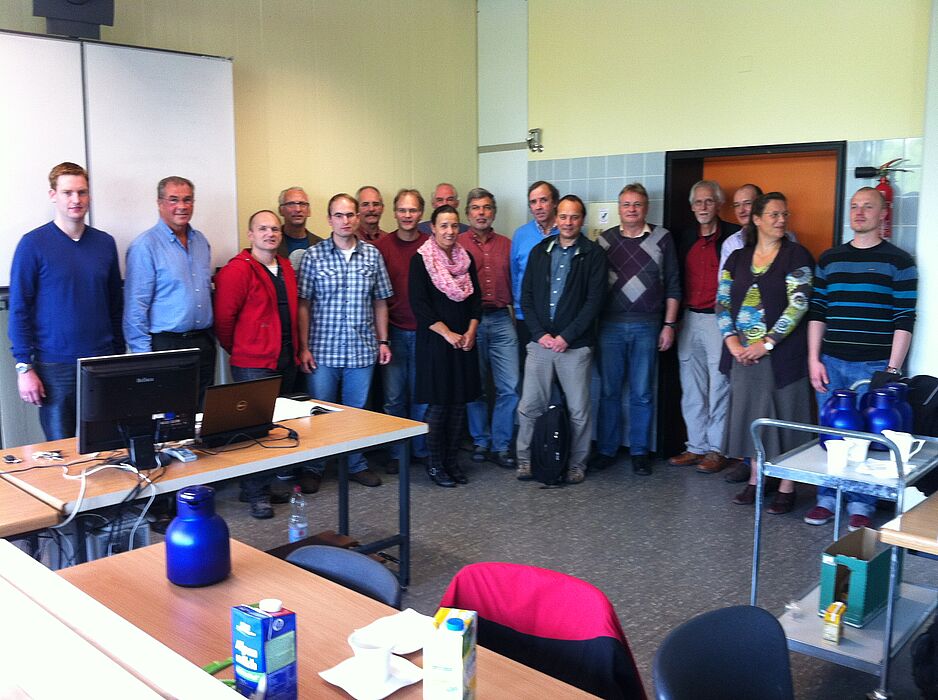 Foto: (v. r.) Diplomand Markus Wehebrink, JProf. Dr. Katrin Temmen (Technikdidaktik), StR Dirk Langeleh (Projektkoordinator der UNI-BK-Kooperation) und OStR Frank Simon (Dritter von links, Ideengeber für das LabView-Innovationsprojekt und Betreuer von sc