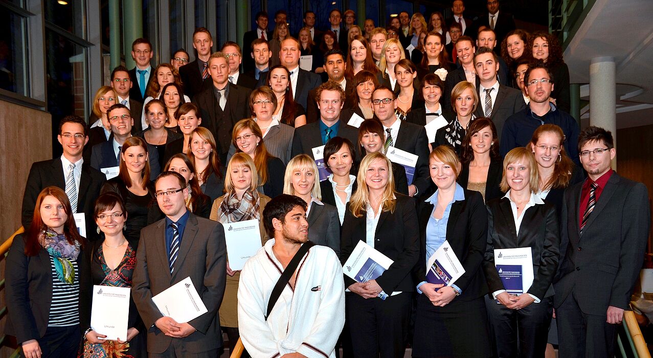 Foto (Universität Paderborn): Gruppe 2 der Absolventinnen und Absolventen am Tag der Wirtschaftswissenschaften 2011.