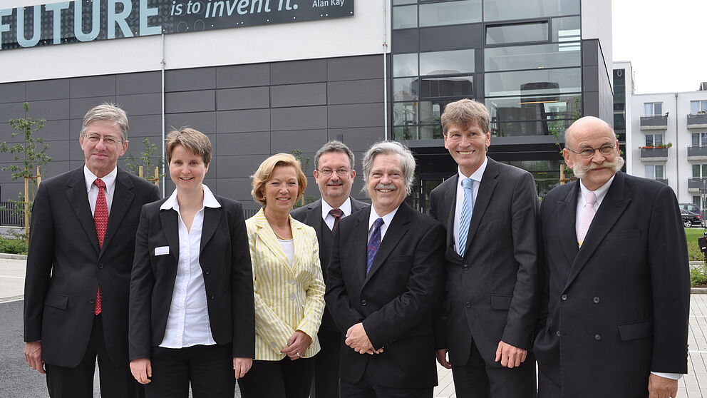 Foto (Universität Paderborn, Mark Heinemann): Dr. Alan Kay (3. von rechts) prägte die Aussage „The best way to predict the future is to invent it“, der an zwei Außenseiten des Gebäudes O angebracht ist. Gemeinsam mit Prof. Dr.-Ing. Joachim Böcker