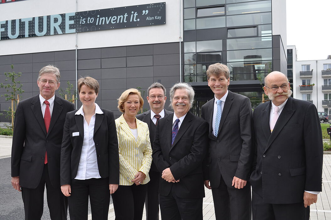Foto (Universität Paderborn, Mark Heinemann): Dr. Alan Kay (3. von rechts) prägte die Aussage „The best way to predict the future is to invent it“, der an zwei Außenseiten des Gebäudes O angebracht ist. Gemeinsam mit Prof. Dr.-Ing. Joachim Böcker
