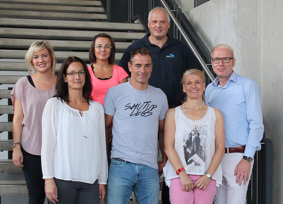 Foto (Universität Paderborn, Ricarda Michels): 1. Reihe v.l. Sandra Bischof, Andreas Niedrig, Diana Riedel, Karl-Julius Sänger, Vera Koßmann, Valentina Beckin, Hans-Norbert Blome