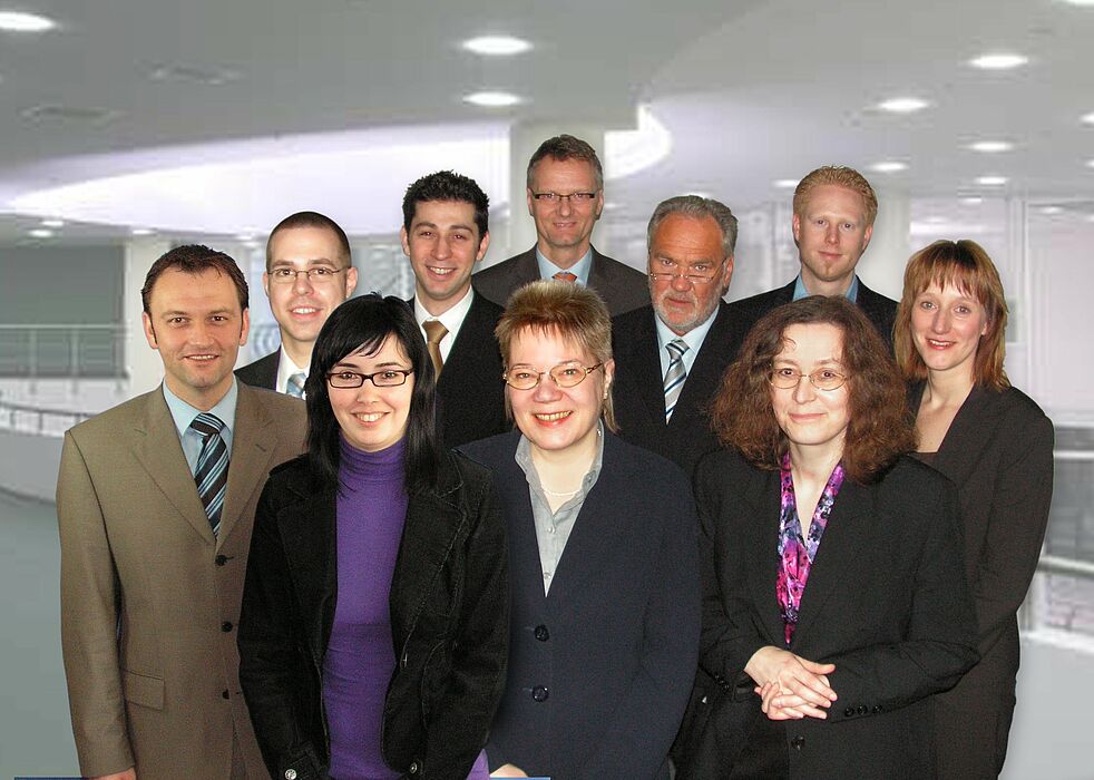 Fotomontage (Universität Paderborn, UniConsult): Das Projekt-Team ITpreneurship (v. li.): Stefan Sauer, Dr. Stefan Bunte, Carmen Niggemeier, Yavuz Sancar, Prof. Dr. Leena Suhl, Prof. Dr. Eckhard Steffen, Bernd Seel, Lydia Ortkraß, Steffen Terberl und An