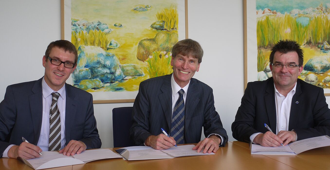 Foto (Universität Paderborn, Heike Probst): Drei Unterschriften für die Sportpsychologie: Prof. Dr. Matthias Weigelt, Lehrstuhl für Sportpsychologie, Prof. Dr. Nikolaus Risch, Präsident Universität Paderborn, und Martin Hornberger, Geschäftsführend