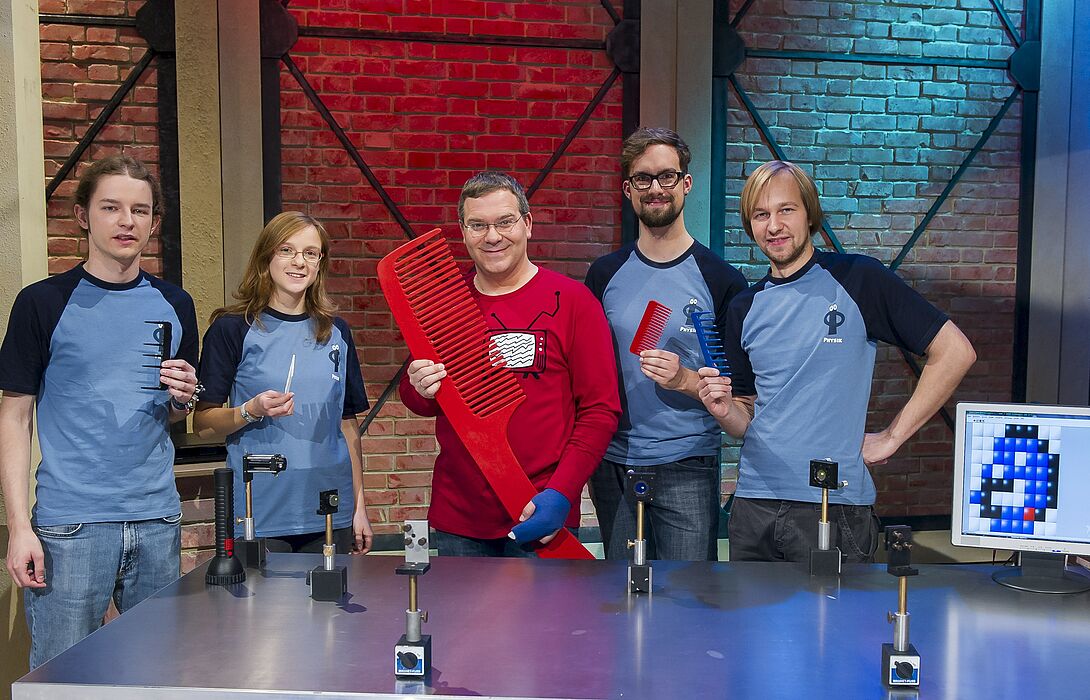 Foto (ZDF/Ralf Wilschewski): (v. l. n. r.) Philipp Hodges, Annika Stellhorn, Moderator Elton, Johannes Pauly und Mathias Strothmann im Münchener Studio.