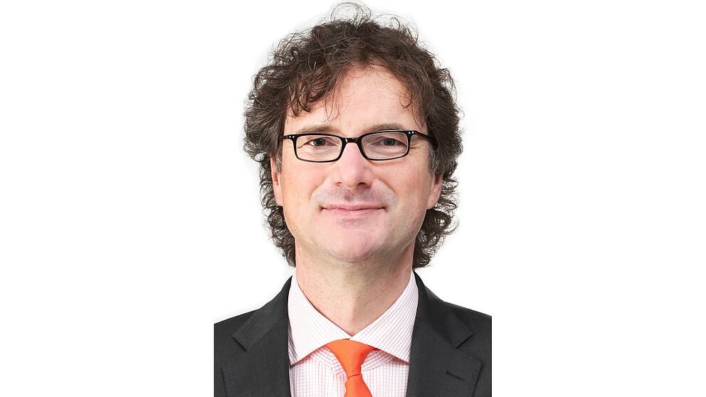 Foto (Universität Paderborn, TecUP): Prof. Dr. Rüdiger Kabst gilt als „Brückenbauer“ zwischen Wissenschaft und Praxis