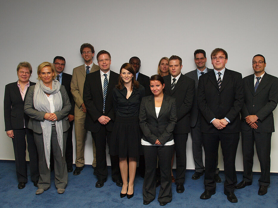 Foto (Universität Paderborn, Martin Decking): Die Preisträger Jens Ruhose (4. v. l)., Julia Fuest (5. v. l.), Yanick M. Kemayou (6. v. l.), Andrea Bruns (7. v. l.), Markus Wetzel (4. v. r) und Dr. Franz Wesselmann (2. v. r.) wurden von der Unternehmergr