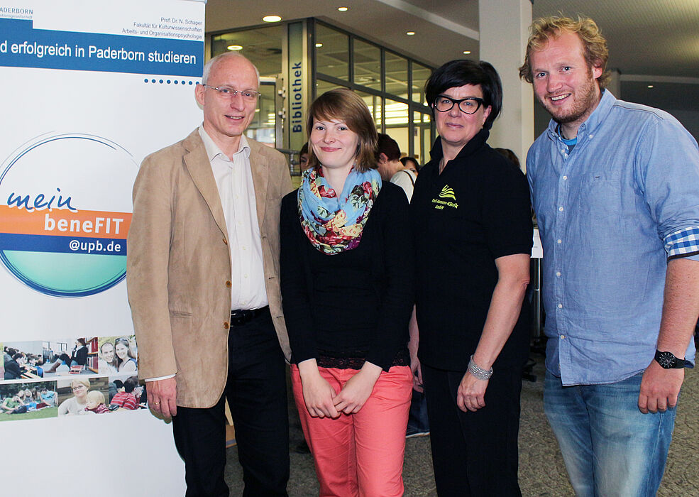Foto (Heiko Appelbaum): Bei der Kooperationspremiere (v. l.): Dr. Karsten Schulze, Melissa Naase (Arbeitskreis Gesunde Hochschule), Annette Kracht und Dennis Fergland (mein beneFIT@upb.de).