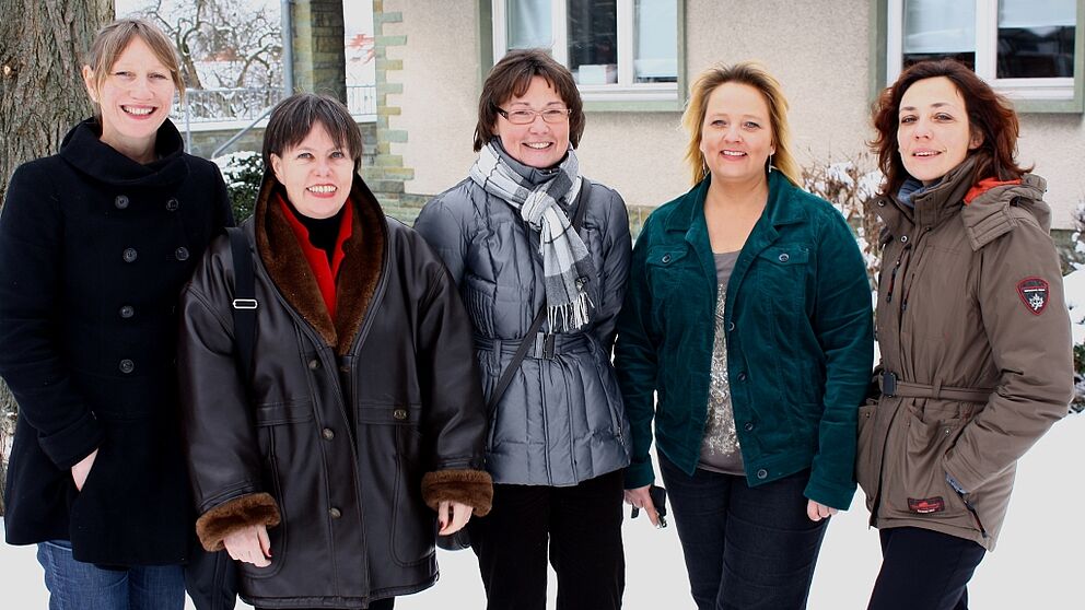 Foto (Universität Paderborn, Frauke Döll): (v. l.): Arbeiten künftig zusammen: Andrea Didier, fachliche Koordination der Deutschsprachkurse an der Uni Paderborn, Regina Urner, stellvertretende Leitung der Volkshochschule (VHS) Paderborn, Petra Bender, 