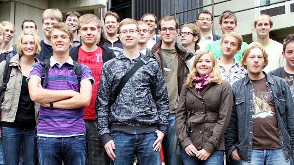 Foto (Universität Paderborn): Die Teilnehmerinnen und Teilnehmer der Sommerakademie Physik, sowie das durchführende Team. Hintere Reihe: MSc. Wadim Quiring (1.v.li.), Dr. Uwe Gerstmann (3.v.li.), Prof. Dr. Torsten Meier (4.v.li.), Prof. Dr. Cedrik Meier