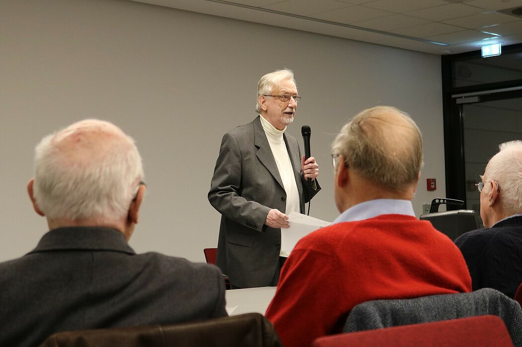Foto (Universität Paderborn, Melissa Kaffka): Traditionell begrüßt der Alumni-Vorsitzende Prof. em. Dr. Dr. h. c. mult. Peter Freese die Teilnehmenden.