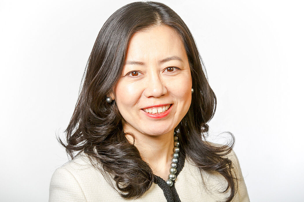 Foto (Sandoz): Joy Xu, Personalvorstand von Sandoz Pharma, hält am 17. November an der Universität Paderborn einen Impulsvortrag zum Thema agile Führung.