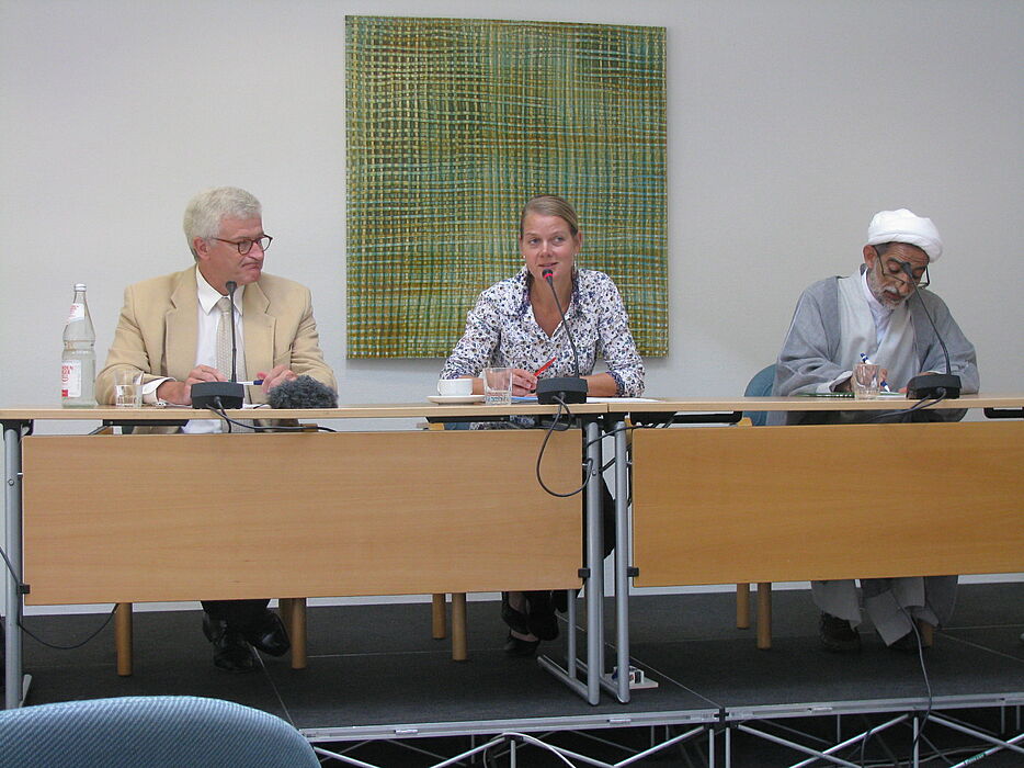Foto: Prof. Dr. Rolf Schieder (HU Berlin) und Dr. Enzaripoor (Al-Mustafa Universität, Qom) im Gespräch mit der Moderatorin Sandra Lenke (ZeKK)