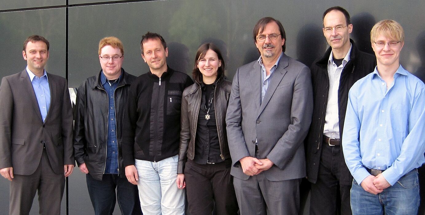 Foto (Markus Luckey, s-lab, Universität Paderborn): Projektstart an der Paderborner Zukunftsmeile mit (v. l.) Dr. Stefan Sauer (s-lab), Dennis Hannwacker (Resolto Informatik), Oliver Juwig (HRS – Das Hotelportal), Tsvetomira Palakarska (Uni Weimar), Pr