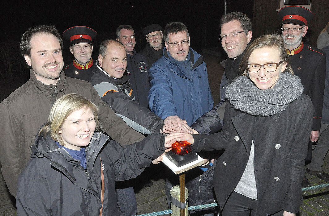 Foto: Inbetriebnahme der Turmbeleuchtung: Julia Koop, Uwe Dammeier, Markus Struck, Rüdiger Hölscher, Rainer Vidal und Susanne Henning (v. l.).