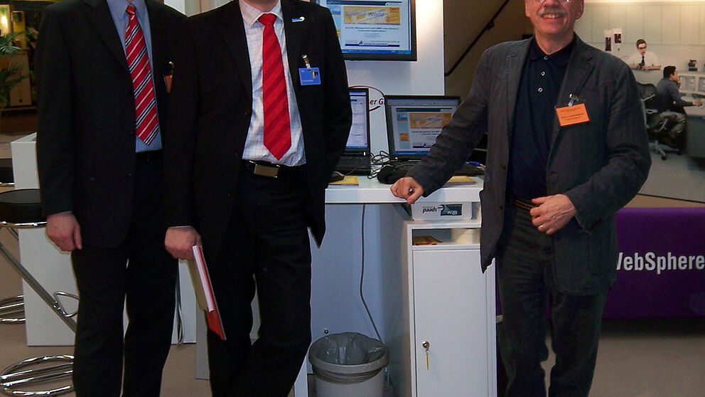Foto: Prof. Dr. Ludwig Nastansky und Kollegen auf der diesjährigen CeBIT