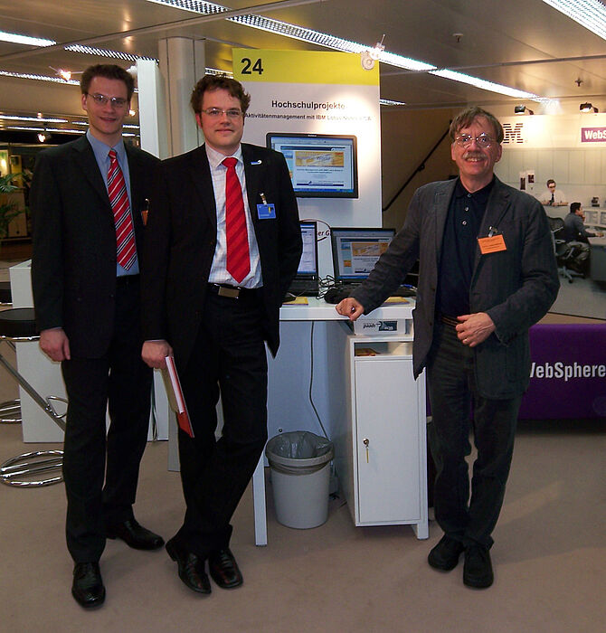 Foto: Prof. Dr. Ludwig Nastansky und Kollegen auf der diesjährigen CeBIT
