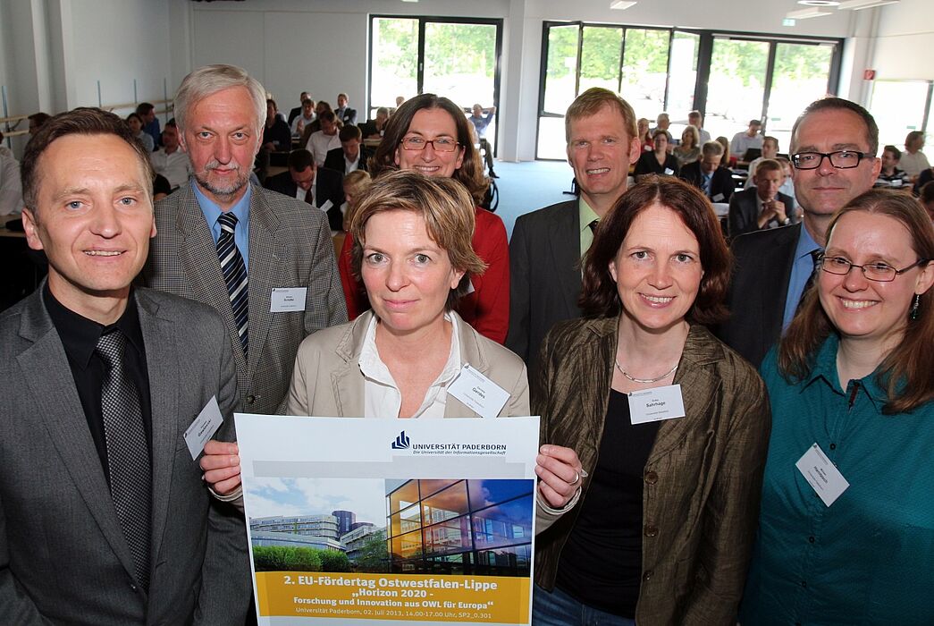 Foto (Universität Paderborn): Informierten über Fördermöglichkeiten für Hochschulen und Unternehmen in OWL: hinten v. li.: Prof. Dr. Wilhelm Schäfer (Vizepräsident Universität Paderborn), Jutta Deppe (Hochschule OWL), Dr. Bernd Janson (Zenit GmbH)