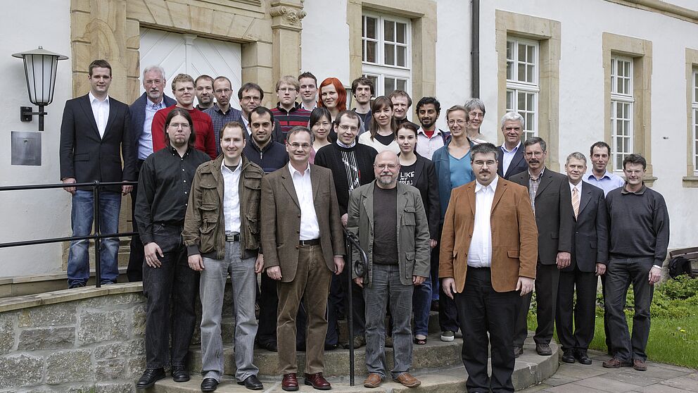 Foto (Universität Paderborn): Teilnehmer des Graduiertenkollegs „Mikro- und Nanostrukturen in Optoelektronik und Photonik“ der Universität Paderborn, 3. v. re.: Prof. Dr. Heinz Kitzerow, Sprecher des Kollegs