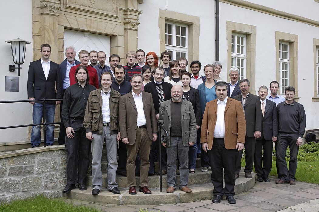 Foto (Universität Paderborn): Teilnehmer des Graduiertenkollegs „Mikro- und Nanostrukturen in Optoelektronik und Photonik“ der Universität Paderborn, 3. v. re.: Prof. Dr. Heinz Kitzerow, Sprecher des Kollegs