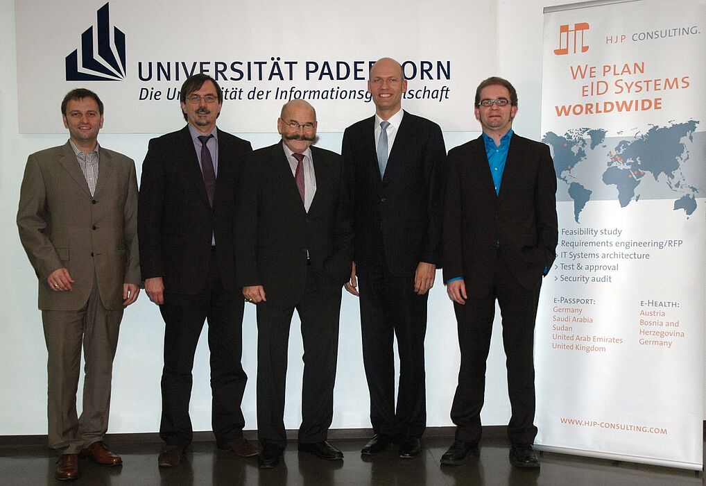 Foto: Langfristige Zusammenarbeit besiegelt (von links): Stefan Sauer (Geschäftsführer s-lab), Prof. Dr. Gregor Engels (Vorstandsvorsitzender s-lab), Jürgen Plato (Kanzler Universität Paderborn), Markus Hartmann (Geschäftsführer HJP Consulting), Hol