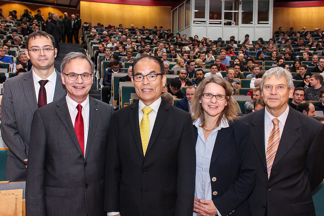 Foto (Universität Paderborn, Björn Heerdegen): Freuen sich über das zehnjährige Bestehen des CeOPP (v. l.): Prof. Dr. Cedrik Meier, Prof. Dr. Artur Zrenner, Festredner Prof. Dr. h. c. Shuji Nakamura, Prof. Dr. Christine Silberhorn und Prof. Dr. Heinz-