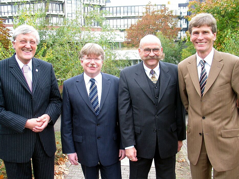 Foto (v. li.): Paderborns Bürgermeister Heinz Paus, Dr. Michael Stückradt, Staatssekretär im NRW-Ministerium für Innovation, Wissenschaft, Forschung und Technologie, Kanzler Jürgen Plato und Rektor Prof. Dr. Nikolaus Risch