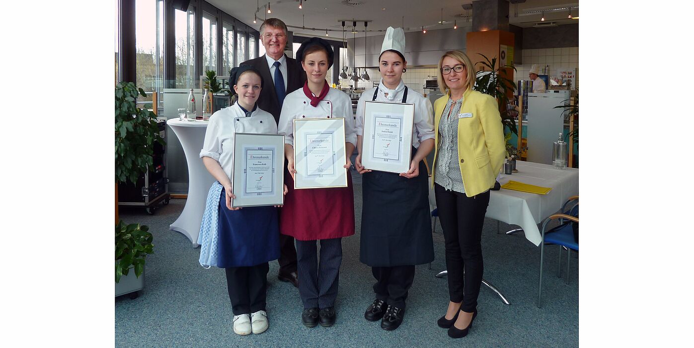 Foto (Inge Peter, Studentenwerk Siegen): Die Siegerin Chiara Reimann (2. v. links) mit Francesca Kolb (links - 2. Platz) und Saskia Riedel (2. v. rechts - 3. Platz) sowie Geschäftsführer Detlef Rujanski und Abteilungsleiterin Anna Weimer