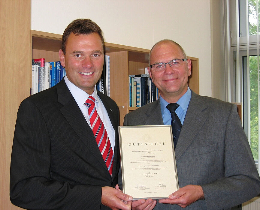 Foto (Fakultät Maschinenbau): (v.l.) Freuen sich über das Gütesiegel des Fakultätentages für Maschinenbau und Verfahrenstechnik: Prof. Dr.-Ing. Detmar Zimmer, Dekan der Fakultät Maschinenbau und Inhaber des Lehrstuhls für Konstruktions- und Antrieb