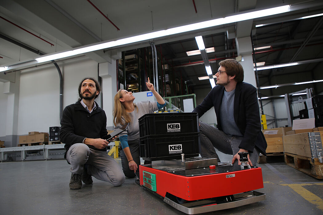 Die Navigation des Transportsystems erfolgt über die Deckenbeleuchtung. Foto: Fraunhofer IEM