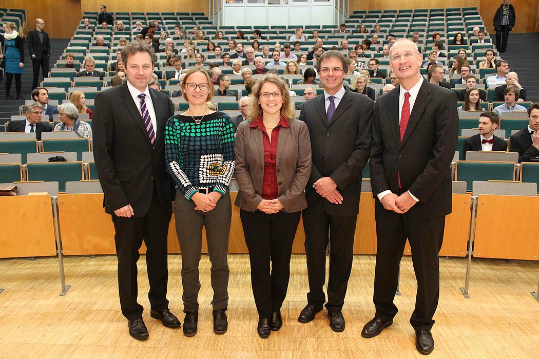Foto (Universität Paderborn, Heiko Appelbaum, v. l.): Prodekan Chemie Prof. Dr. Dirk Kuckling, Prof. Dr. Sabine Reuker, Department Sport & Gesundheit, Vizepräsidentin für Forschung und wissenschaftlichen Nachwuchs Prof. Dr. Christine Silberhorn, Dekan 