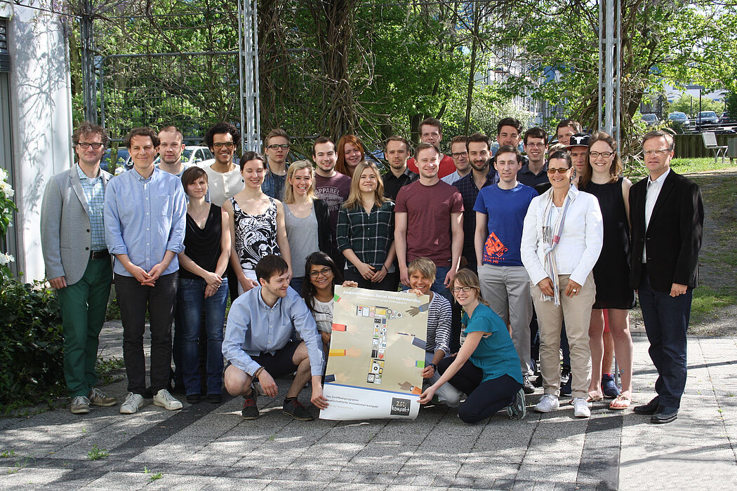Foto (TecUP, Universität Paderborn): Der Vizepräsident für Technologietransfer und Marketing, Prof. Dr. Rüdiger Kabst (l.), Jürgen Geisler (r.) und Eva Schmitz (2. v. r.) begeistern junge Studierende für das Thema „Nachhaltiges Gründen“.